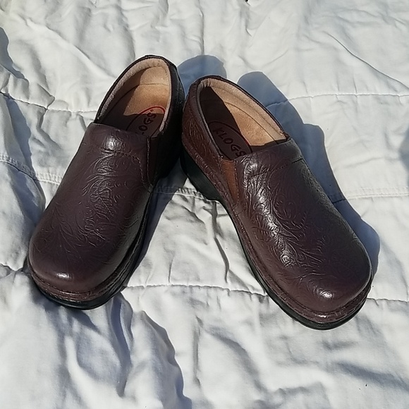 Klogs Shoes - KLOGS Brown embossed 7.5 wide clogs never worn!
